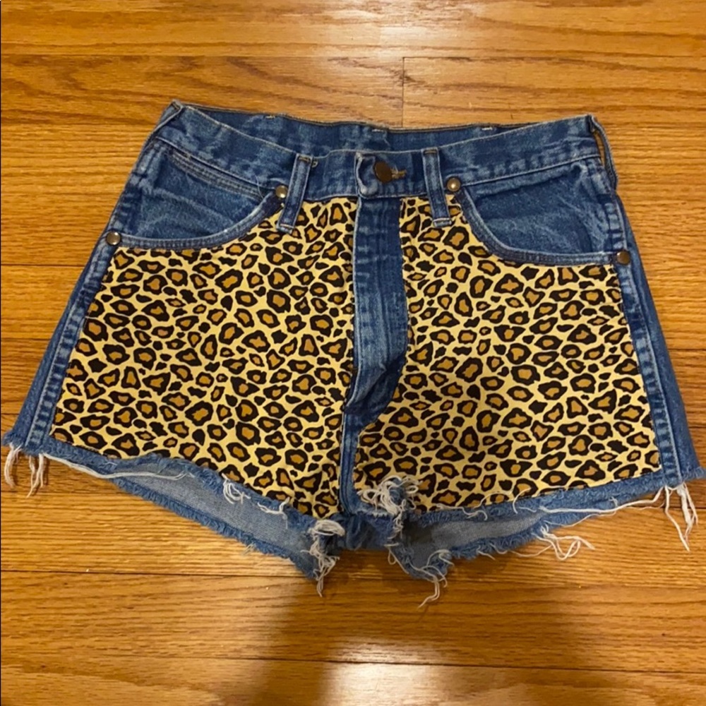 Leopard panel high waist jean shorts